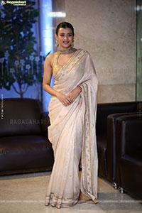 Hebah Patel Latest stills in Saree, HD Gallery