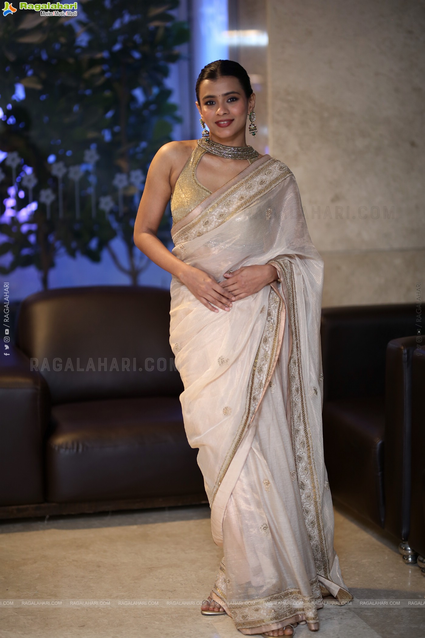 Hebah Patel Latest stills in Saree, HD Gallery