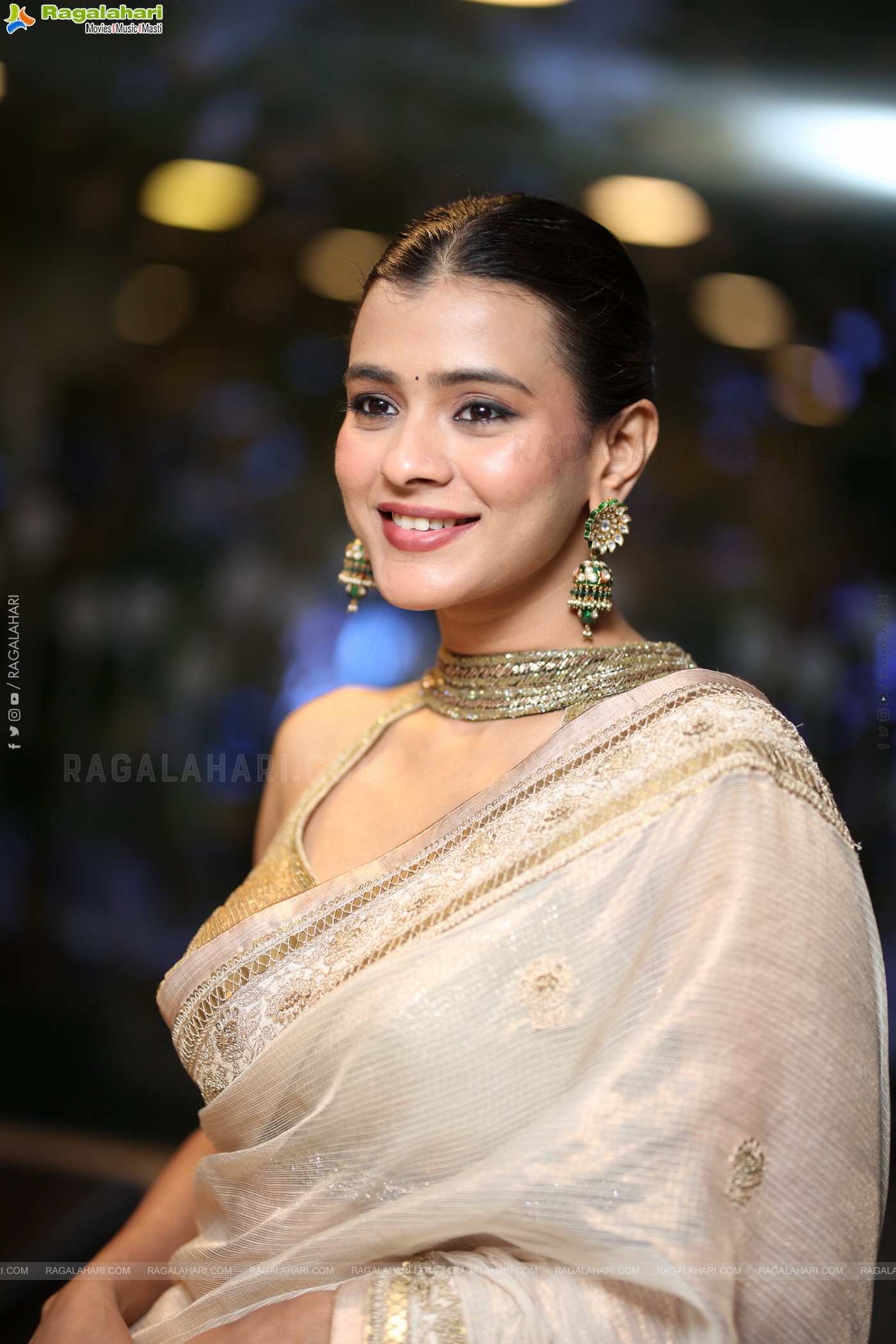 Hebah Patel Latest stills in Saree, HD Gallery