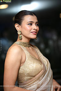 Hebah Patel Latest stills in Saree, HD Gallery