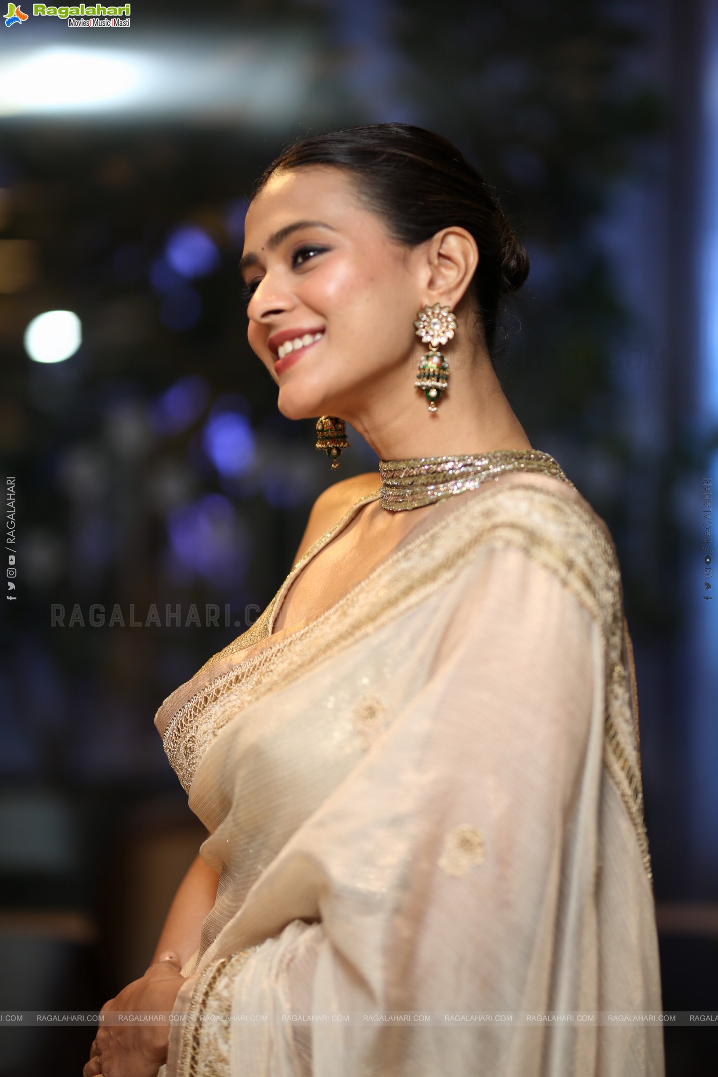 Hebah Patel Latest stills in Saree, HD Gallery