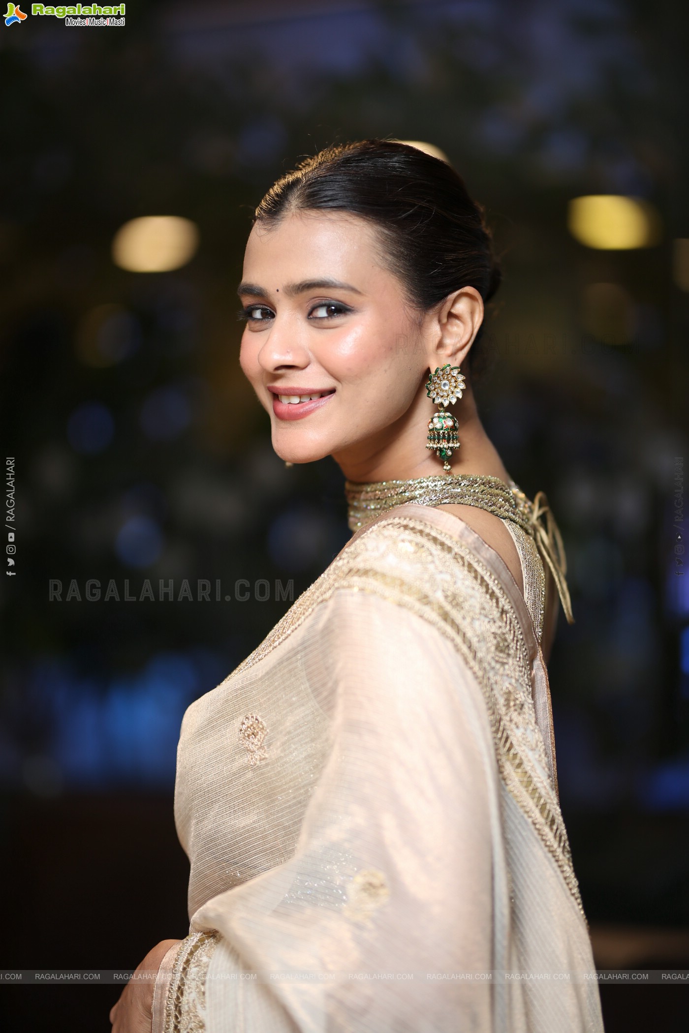 Hebah Patel Latest stills in Saree, HD Gallery