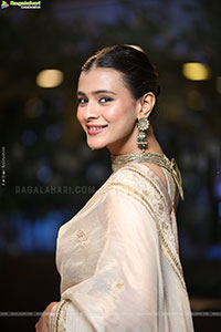 Hebah Patel Latest stills in Saree, HD Gallery