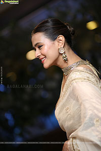 Hebah Patel Latest stills in Saree, HD Gallery