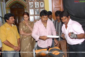 King (Nagarjuna, Trisha) Working Stills