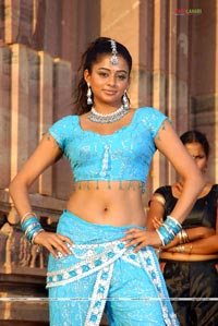 Priyamani in Dhrona