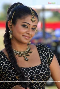 Priyamani in Dhrona