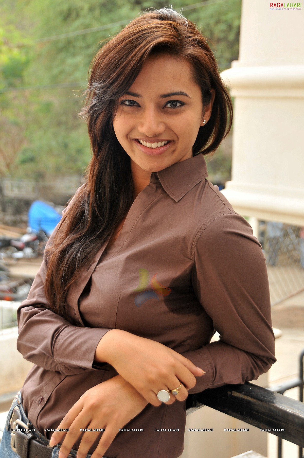 Isha Chawla (Hi-Res)