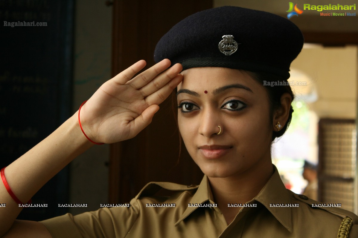 Janani Iyer (Hi-Res)