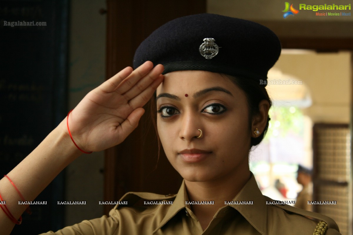 Janani Iyer (Hi-Res)