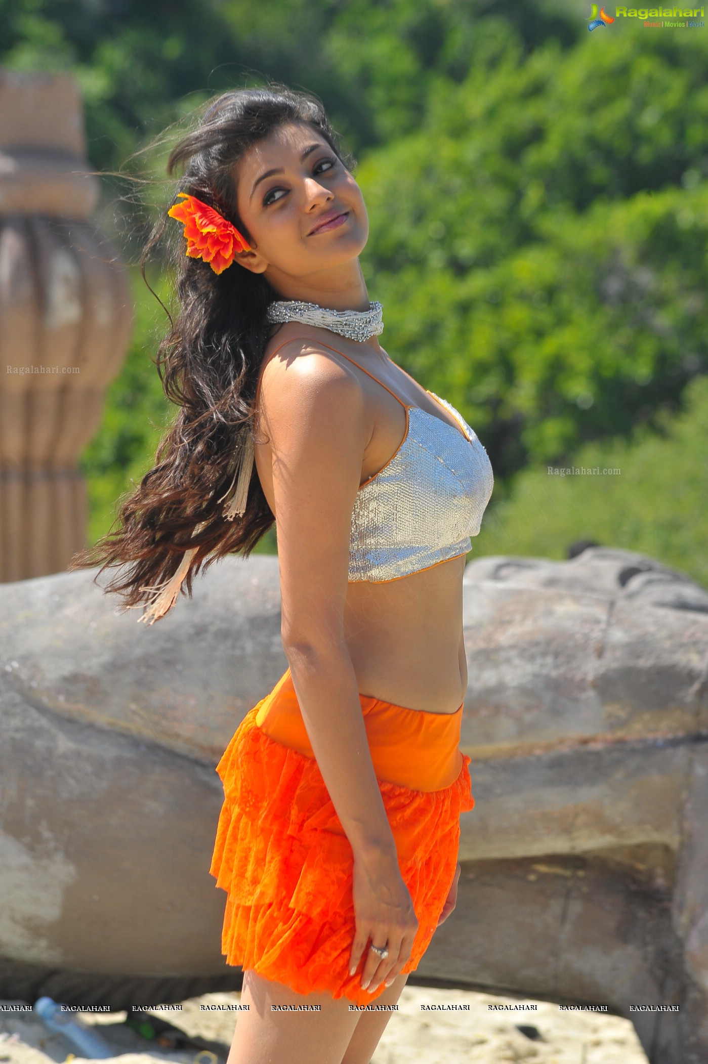 Kajal Aggarwal in Sir Osthara Businessman Song, Photo Gallery, Images