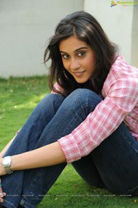 Regina Cassandra Photos