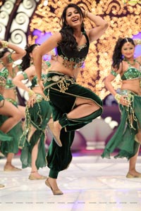 Anushka in Mirchi Darlinge Darlinge Song Stills