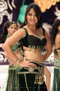 Anushka in Mirchi Darlinge Darlinge Song Stills