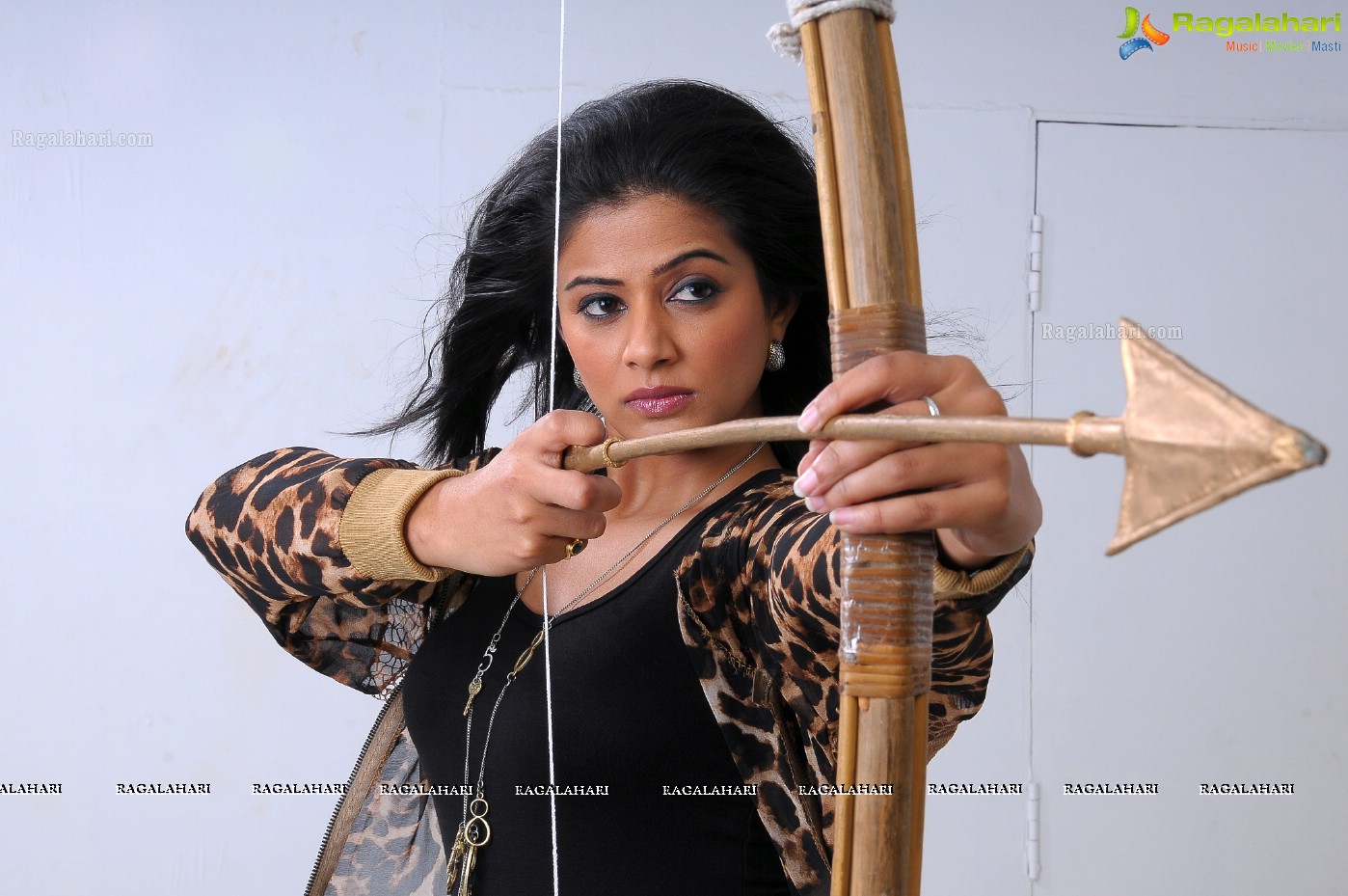 Priyamani Action Stills from Chandee, Photo Gallery