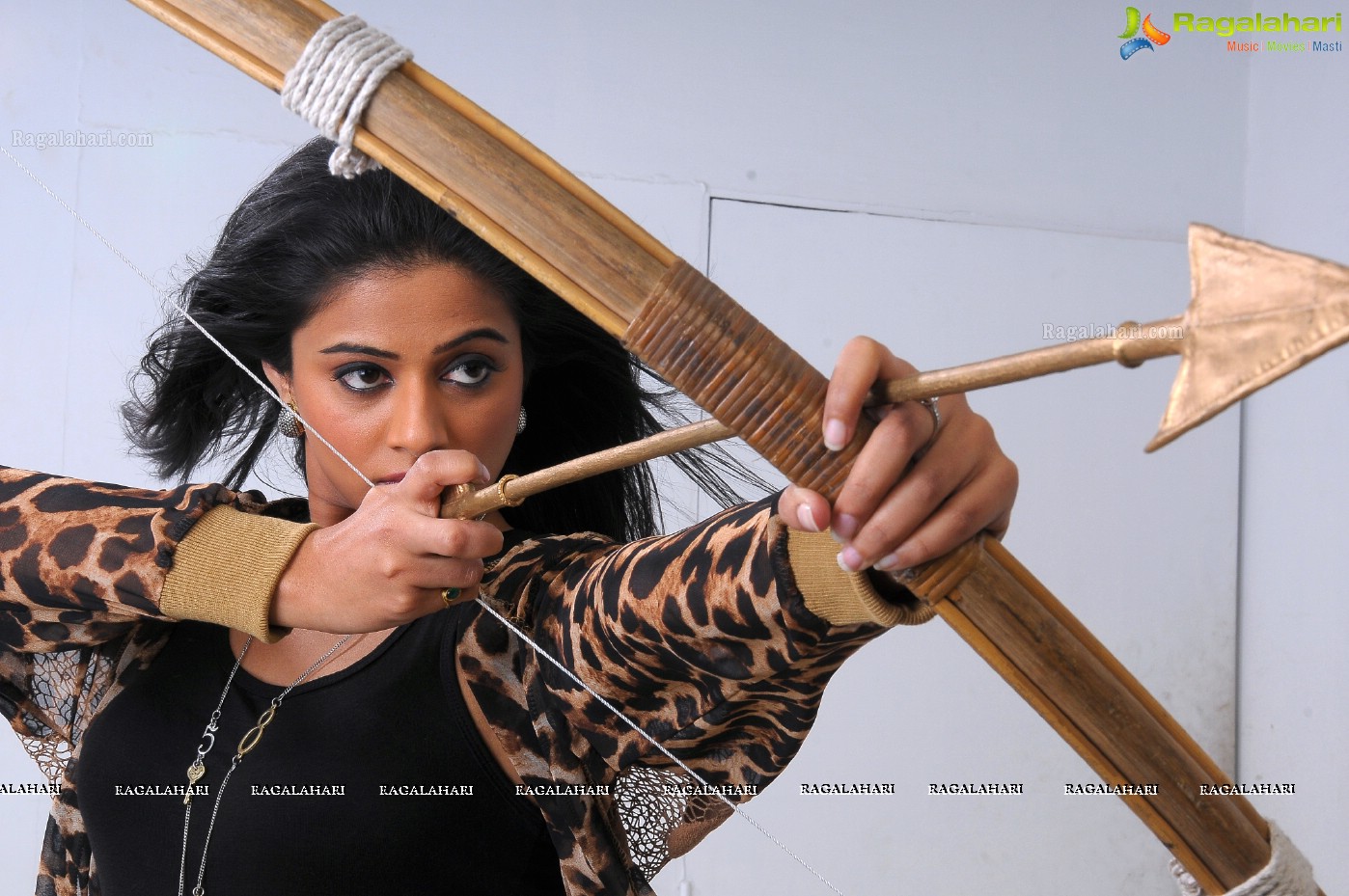 Priyamani Action Stills from Chandee, Photo Gallery
