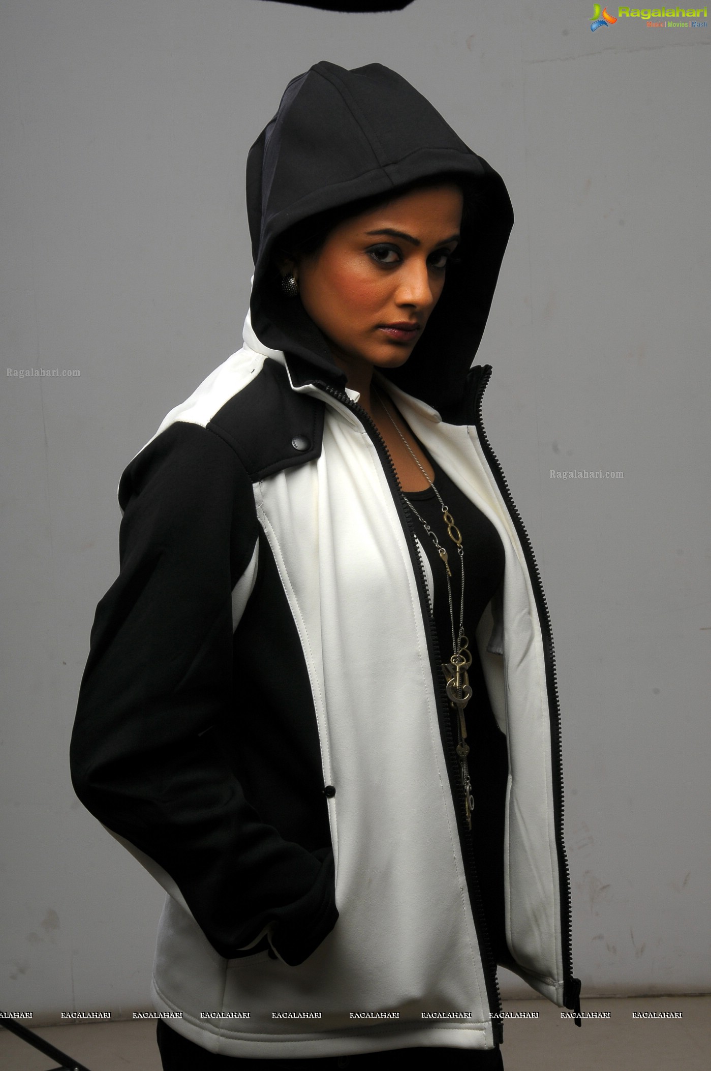 Priyamani Action Stills from Chandee, Photo Gallery