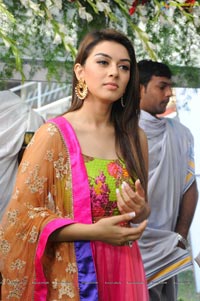 Hansika in Durgaa