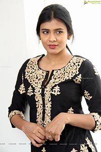 Hebah Patel High Resolution Photos