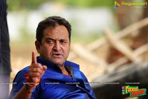 Mahesh Manjrekar in Guntur Talkies