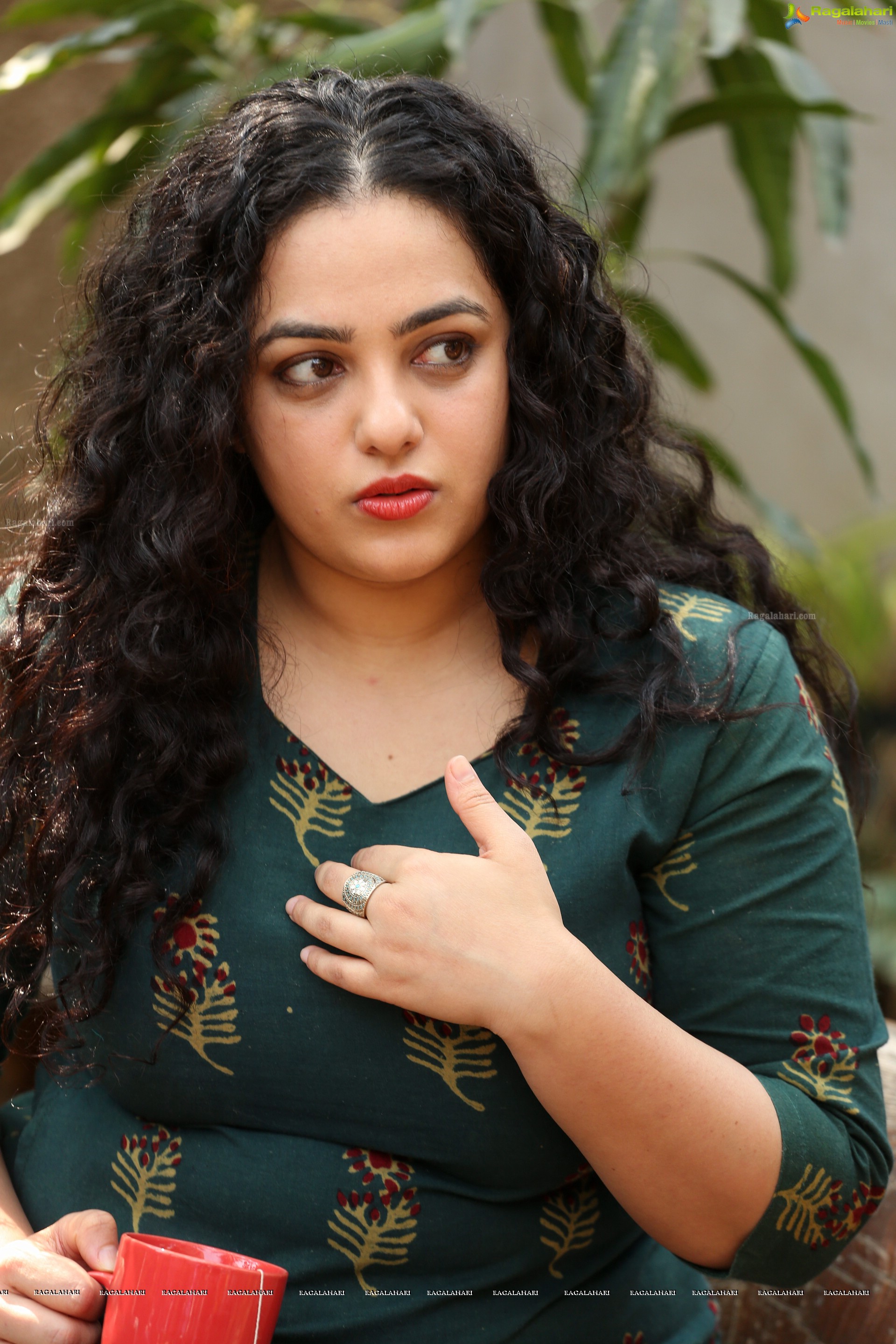 [Image: awe-nithya-menen1017.jpg]