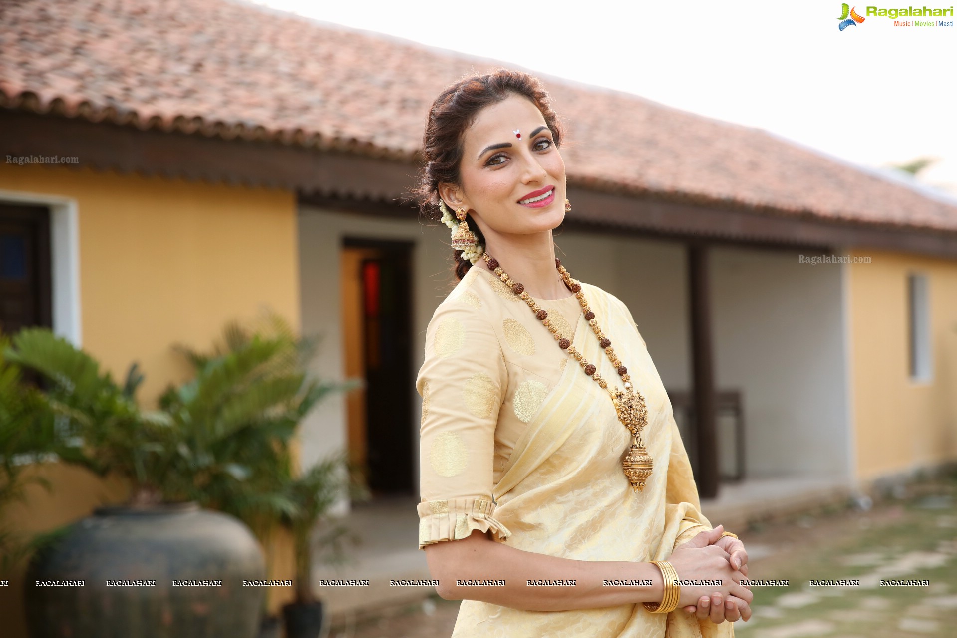 Shilpa Reddy at Shivalayam, Domakonda Fort (High Definition)