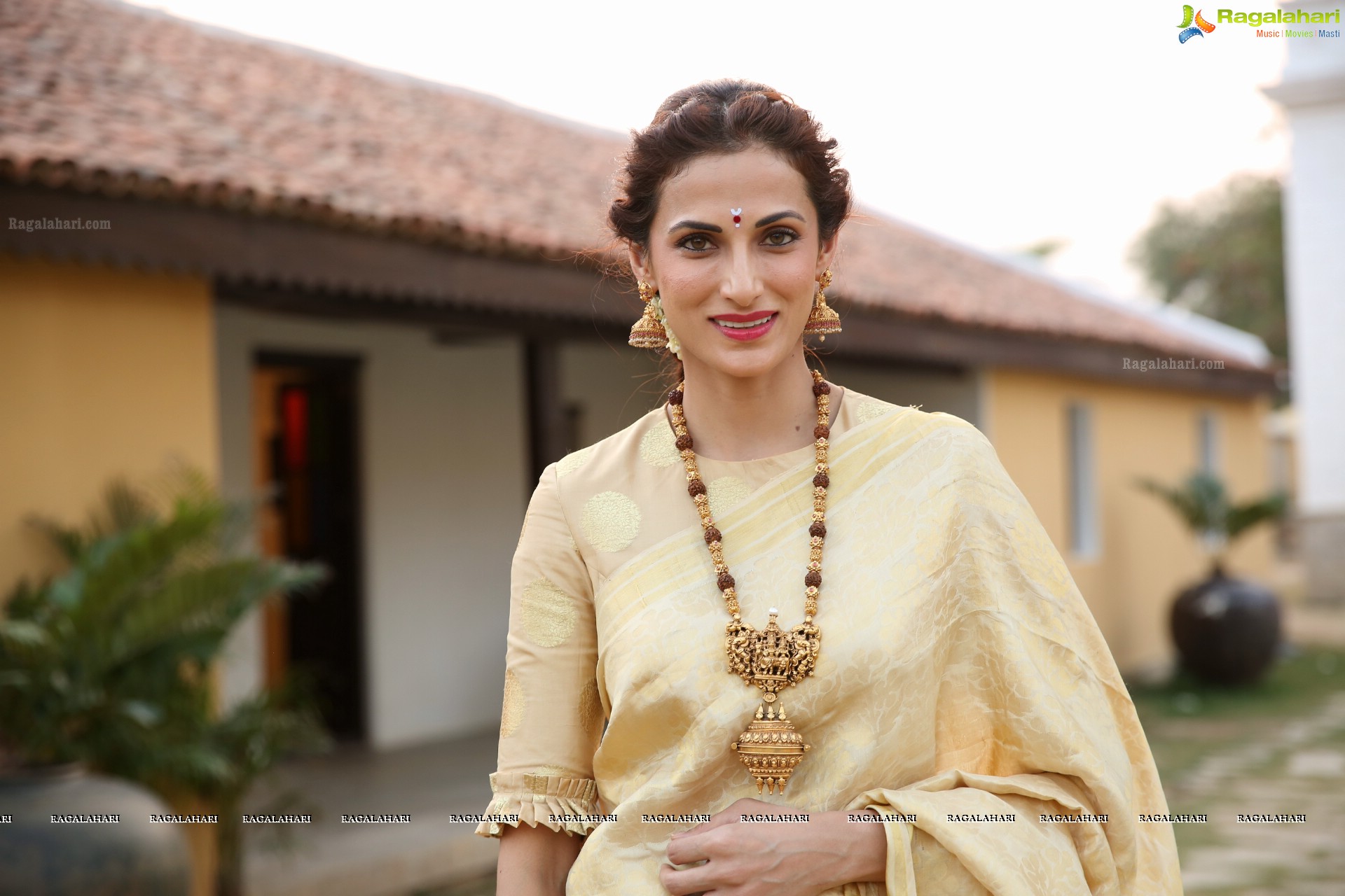 Shilpa Reddy at Shivalayam, Domakonda Fort (High Definition)