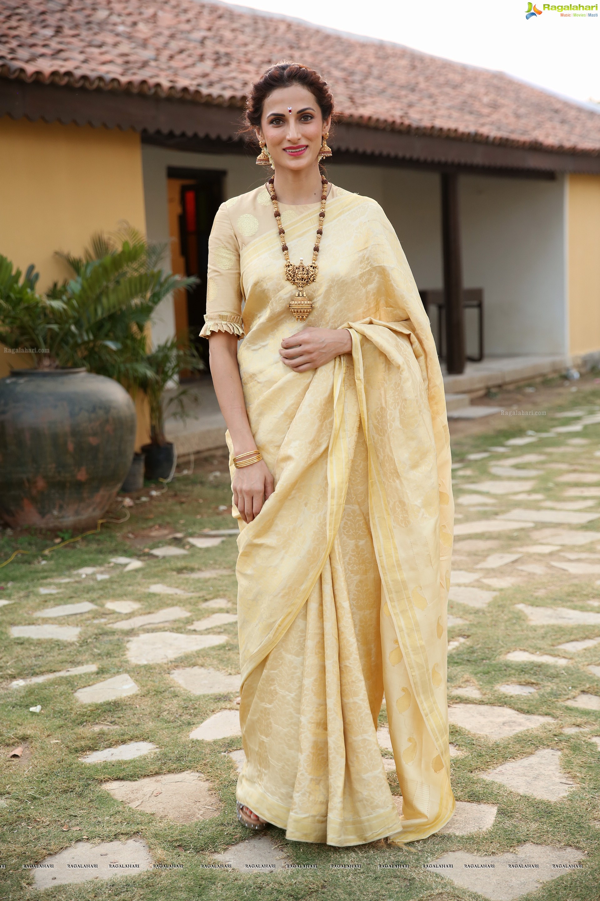 Shilpa Reddy at Shivalayam, Domakonda Fort (High Definition)