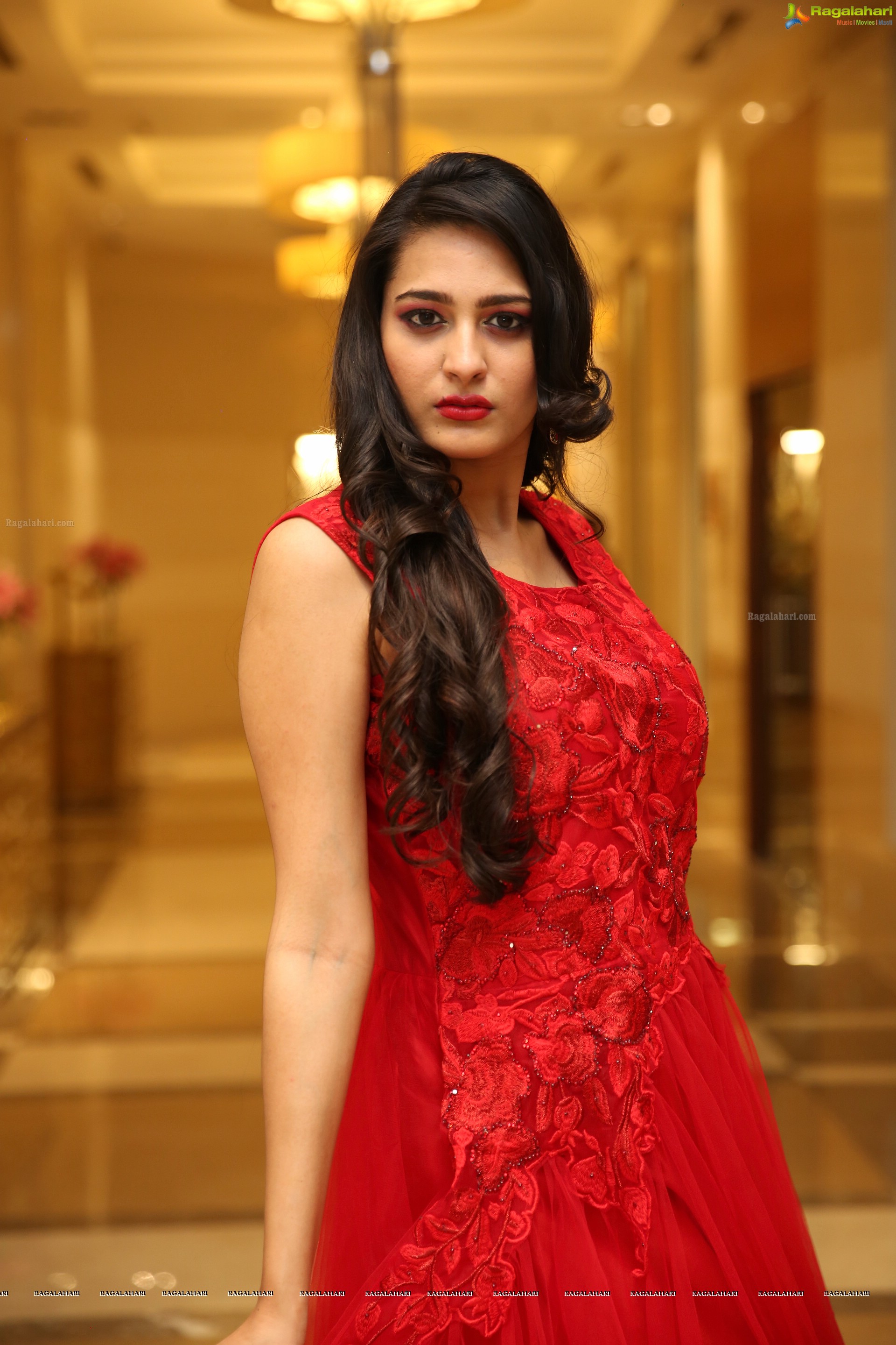 Swetha Jadhav @ Sutraa Grand Curtain Raiser & Fashion Showcase  - HD Gallery