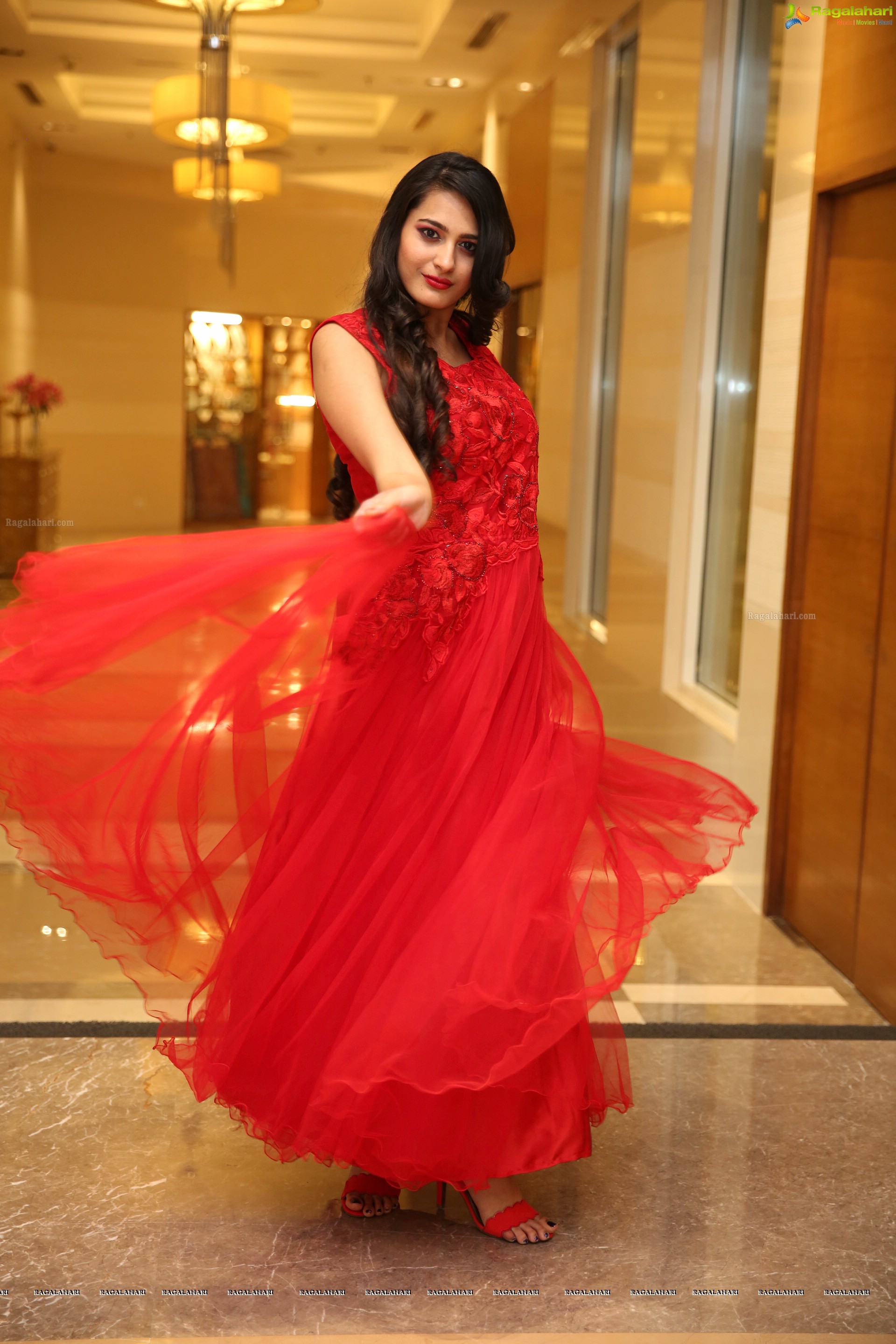 Swetha Jadhav @ Sutraa Grand Curtain Raiser & Fashion Showcase  - HD Gallery