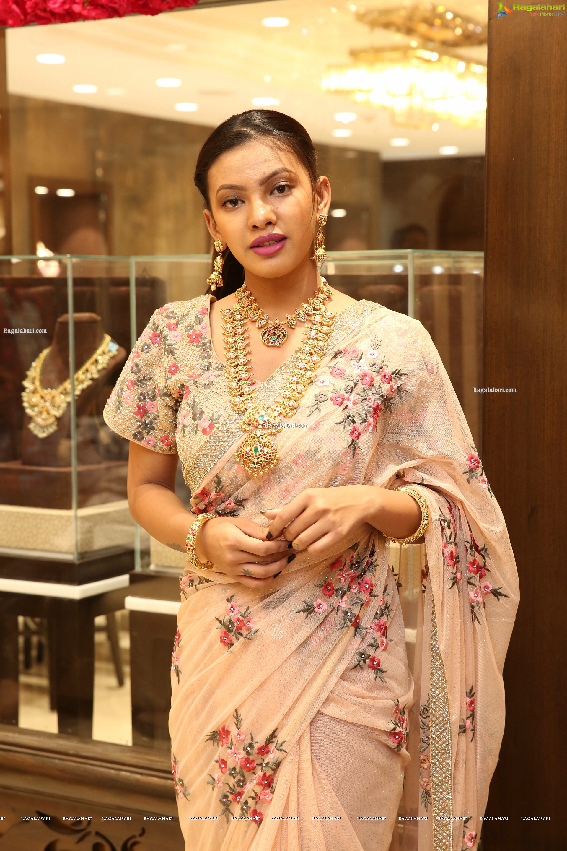 Kavita Mahatho at Manepally Jewellers Silverware Section Launch at Its Dilsukhnagar Store - HD Gallery