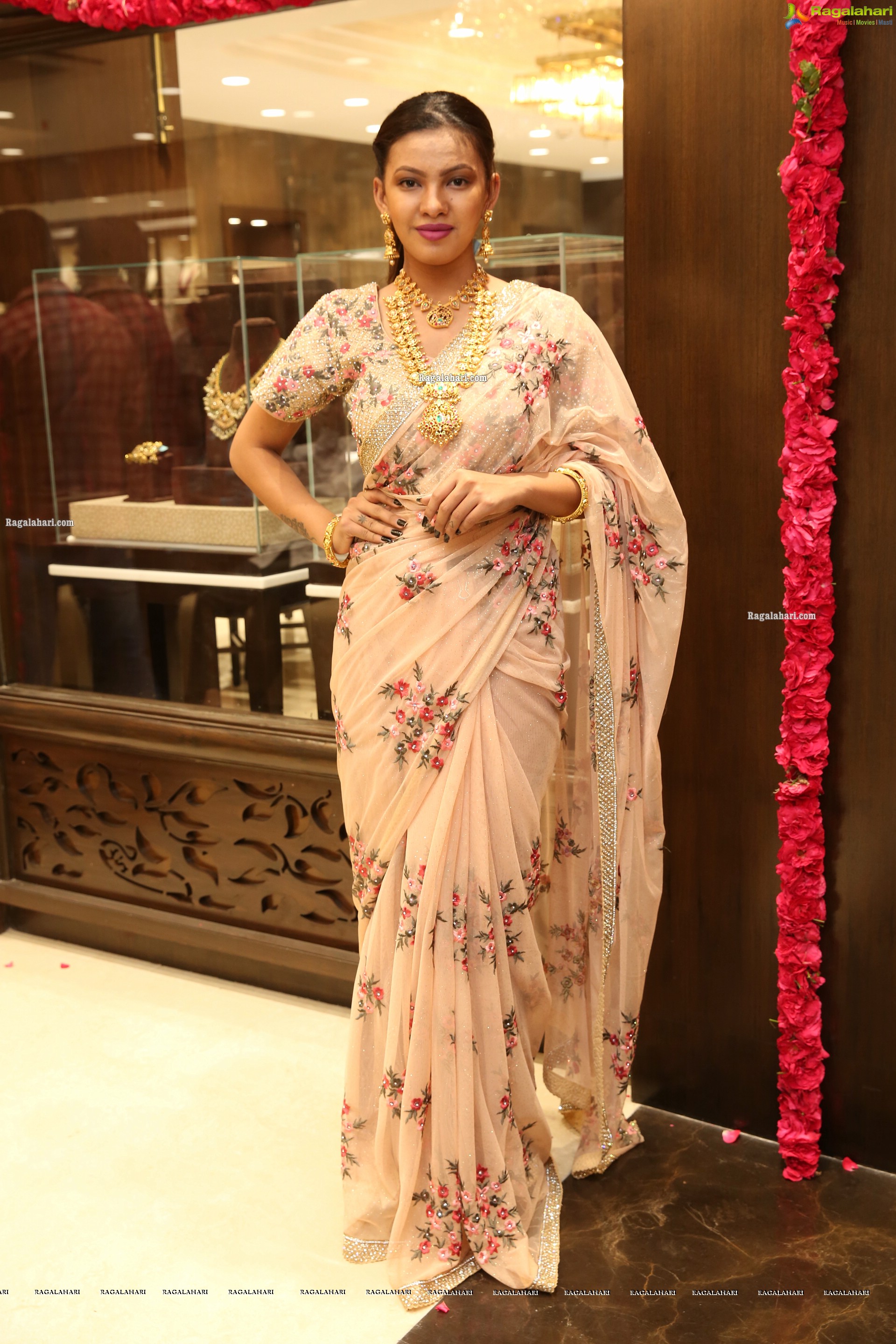 Kavita Mahatho at Manepally Jewellers Silverware Section Launch at Its Dilsukhnagar Store - HD Gallery