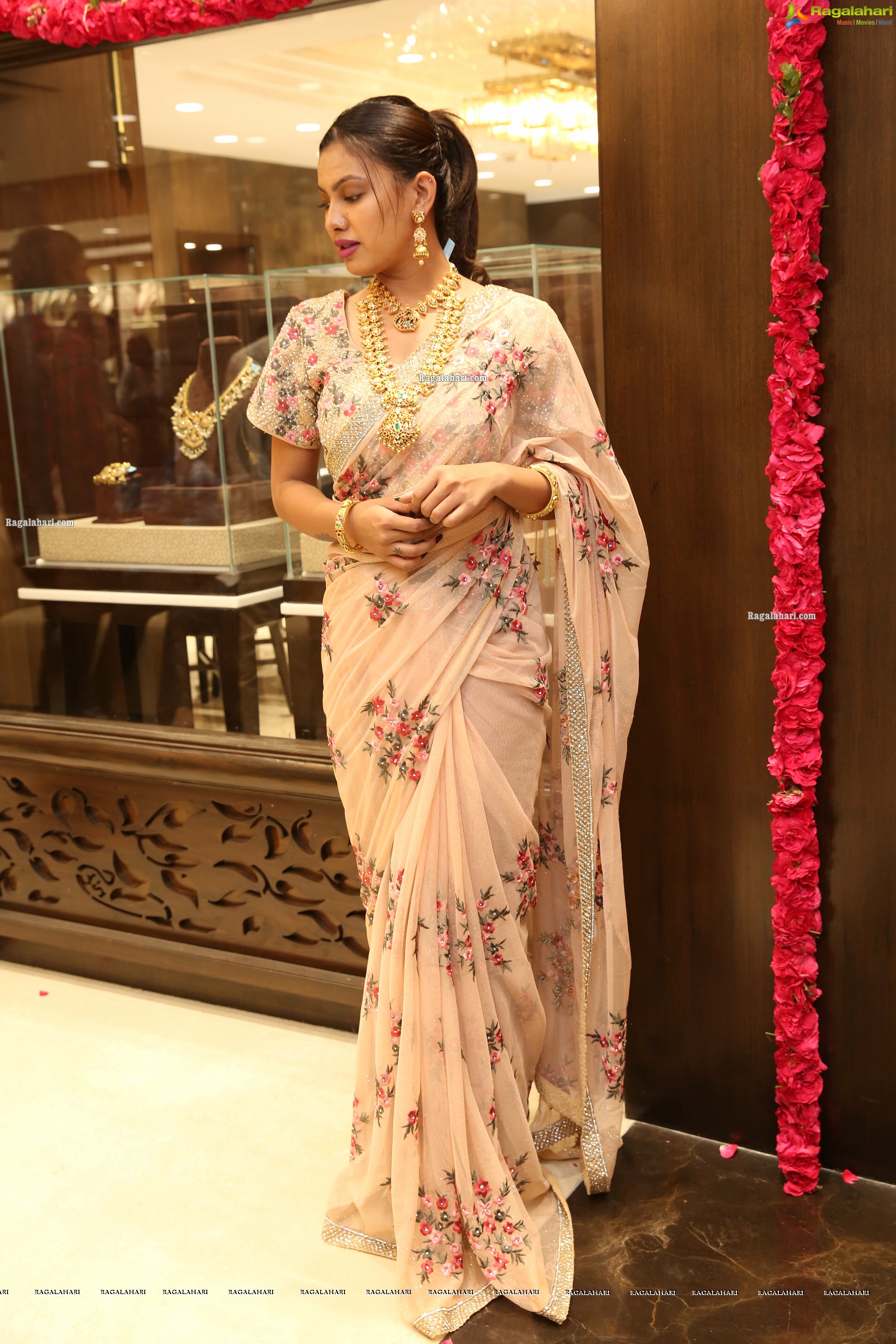 Kavita Mahatho at Manepally Jewellers Silverware Section Launch at Its Dilsukhnagar Store - HD Gallery