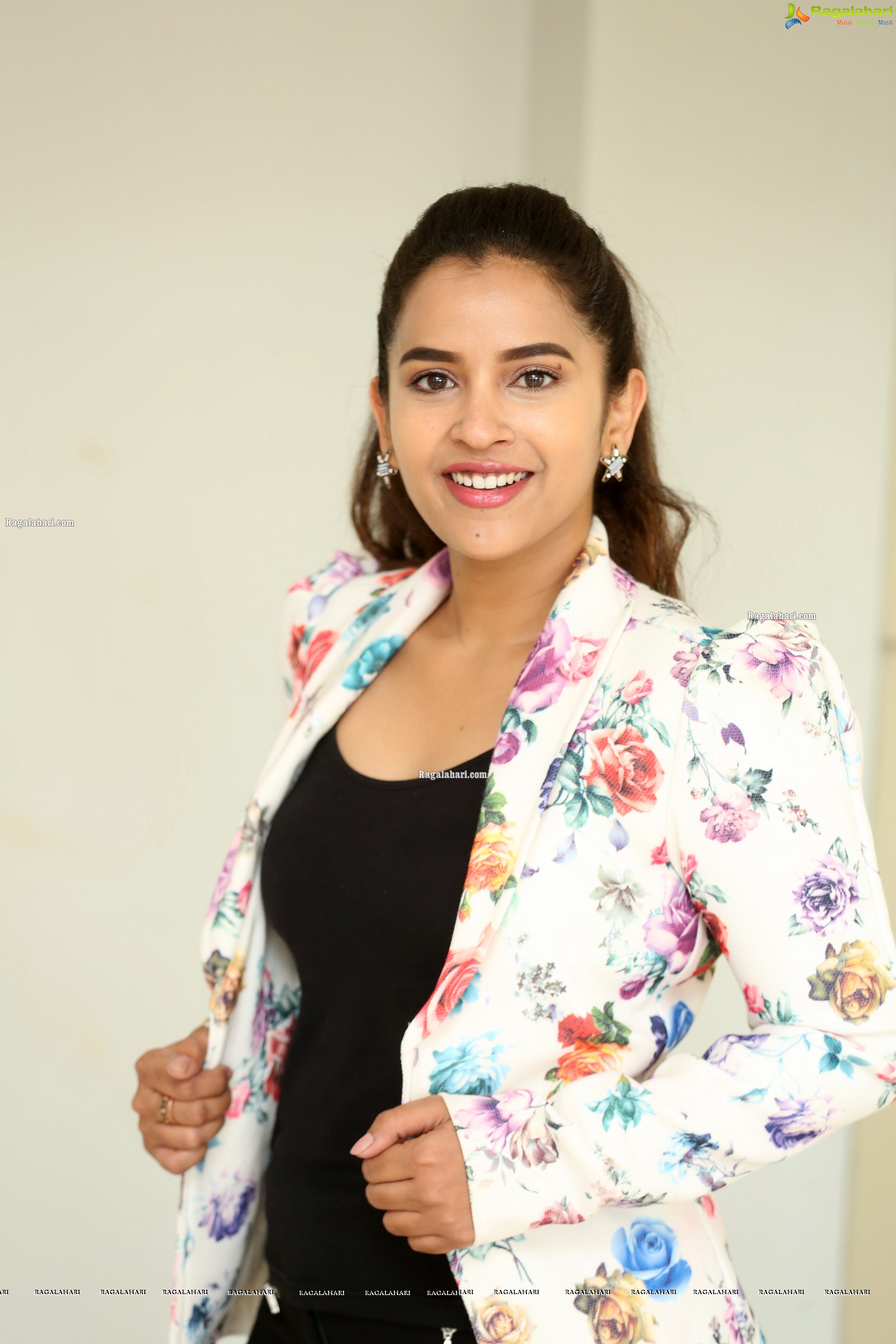 Komalee Prasad @ Anukunnadi Okati Ayinadi Okati Press Meet - HD Gallery