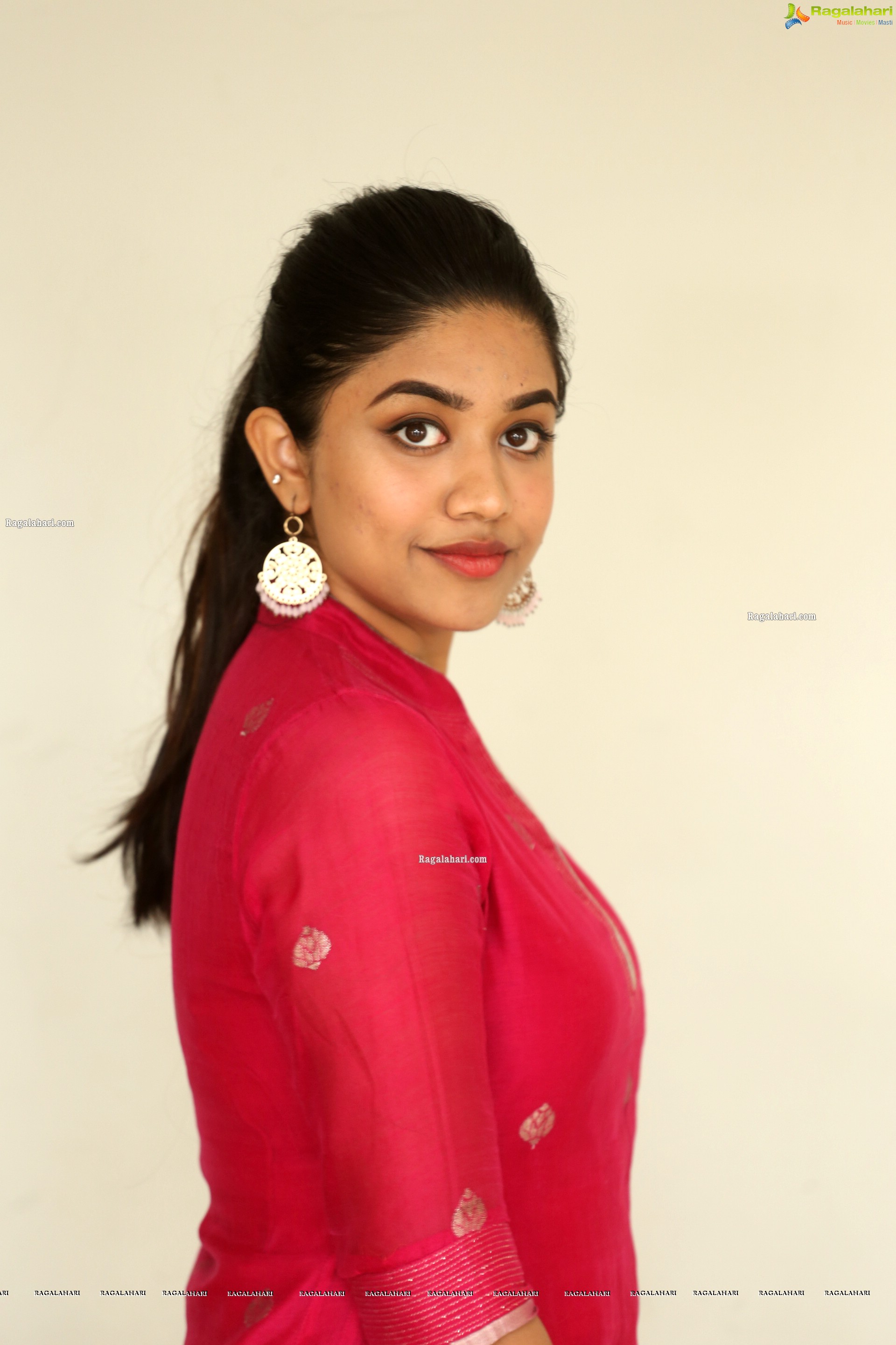 Malavika Satheesan at Choosi Choodangane Movie Press Meet - HD Gallery