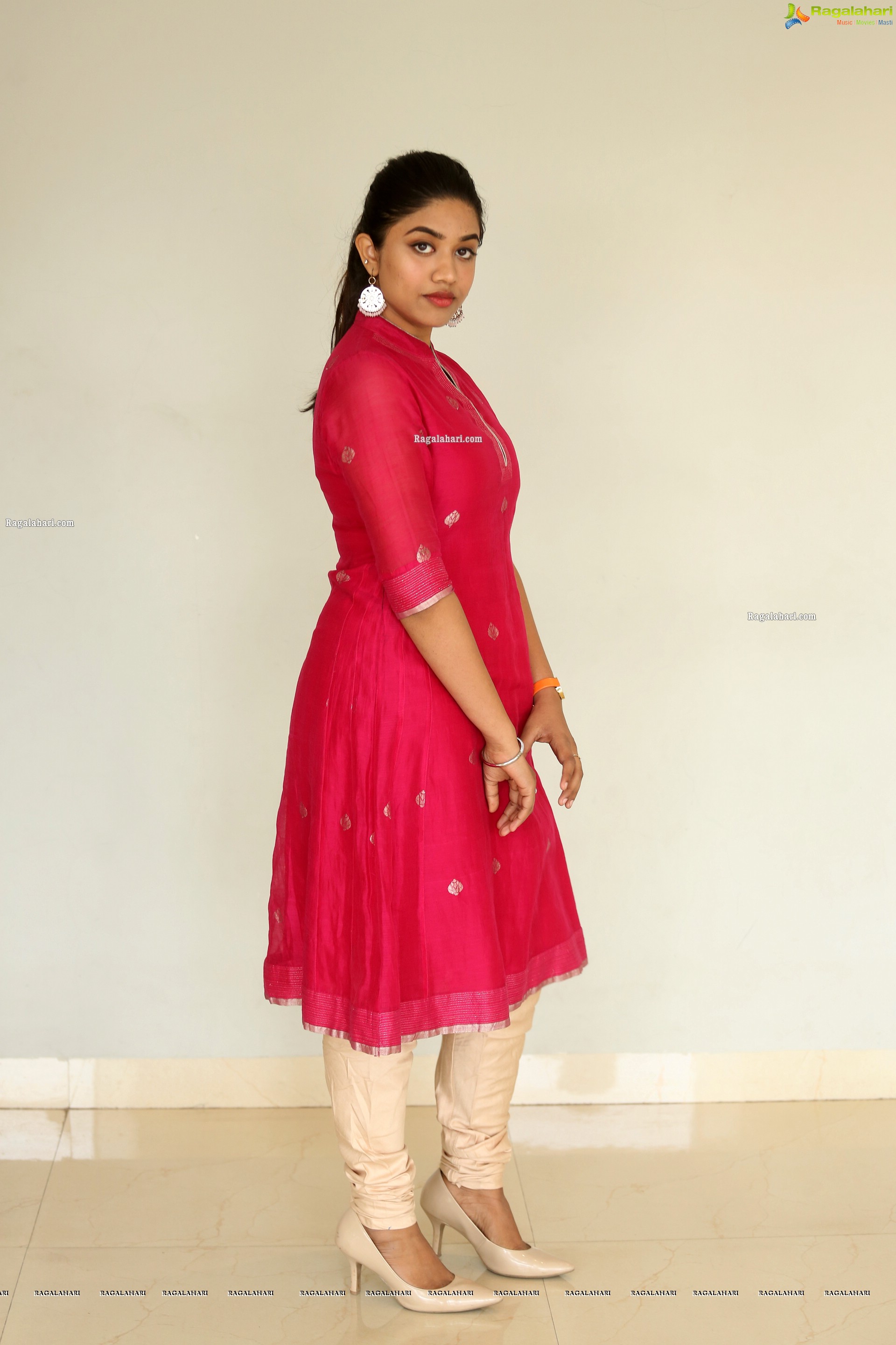 Malavika Satheesan at Choosi Choodangane Movie Press Meet - HD Gallery