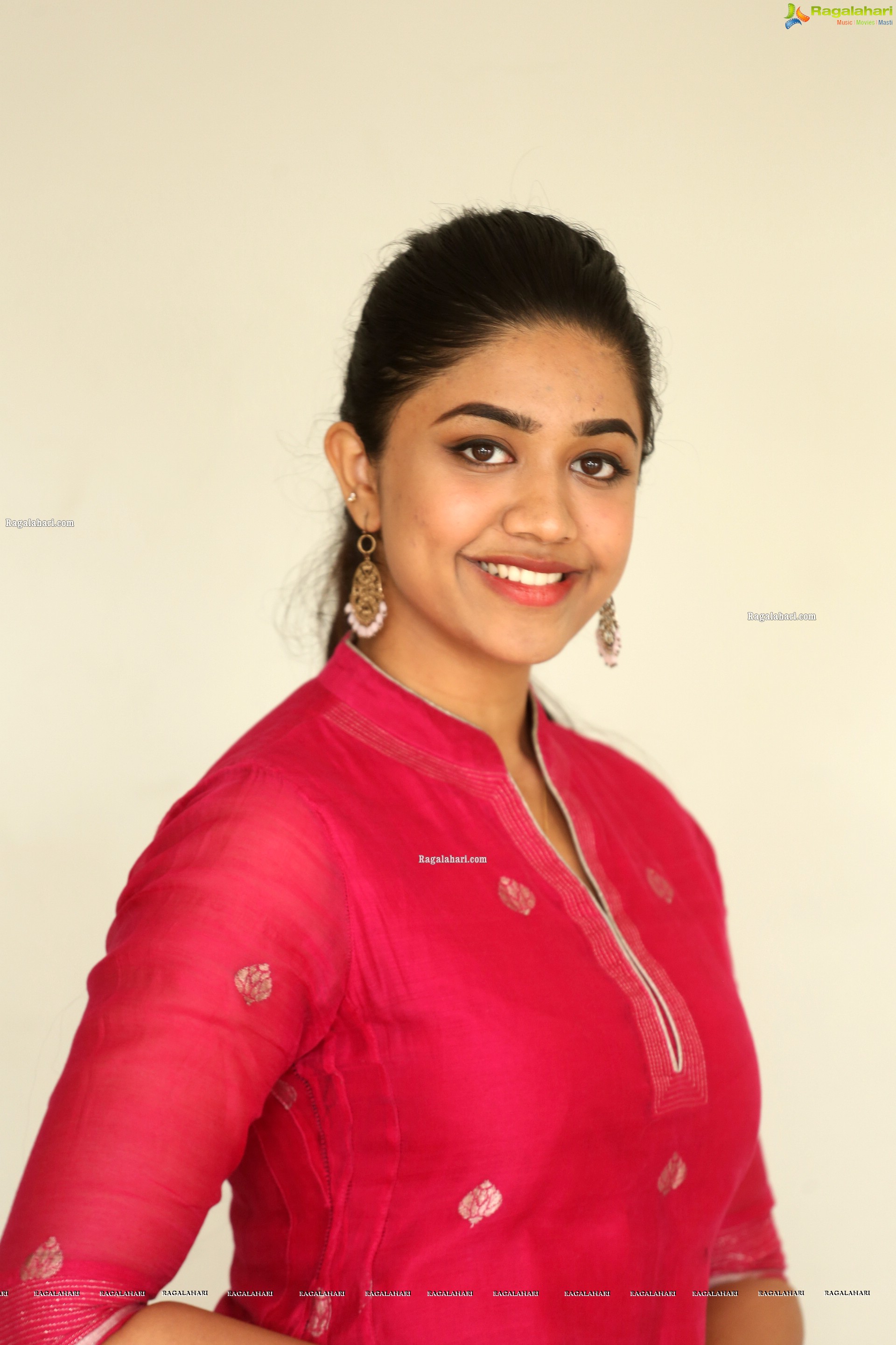 Malavika Satheesan at Choosi Choodangane Movie Press Meet - HD Gallery