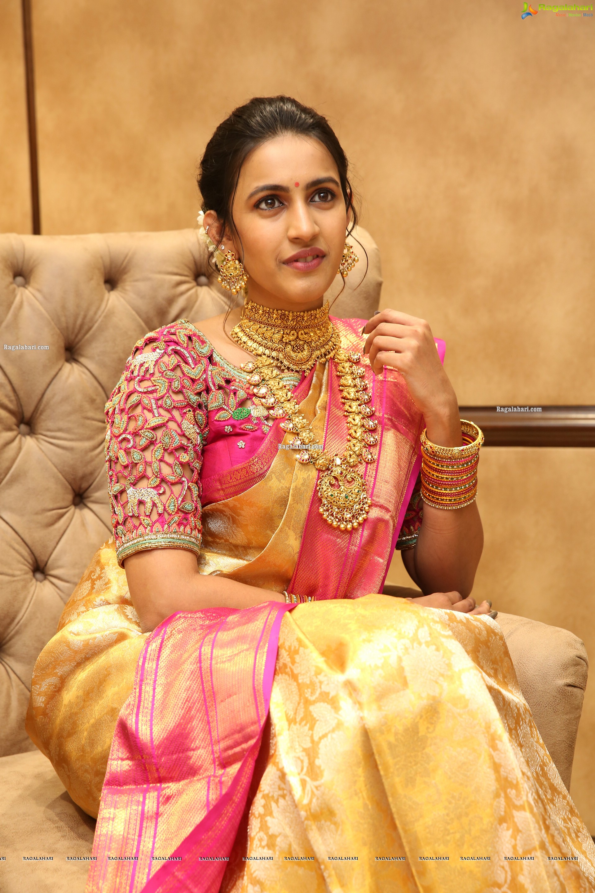 Niharika Konidela at Manepally Jewellers Silverware Section Launch at Its Dilsukhnagar Store - HD Gallery