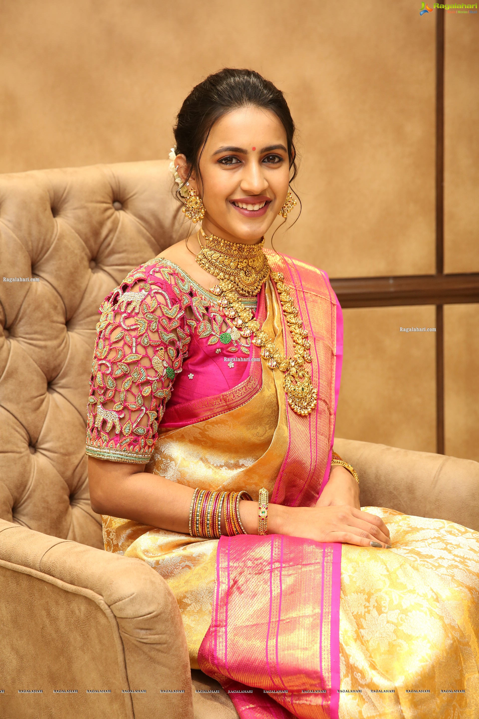 Niharika Konidela at Manepally Jewellers Silverware Section Launch at Its Dilsukhnagar Store - HD Gallery