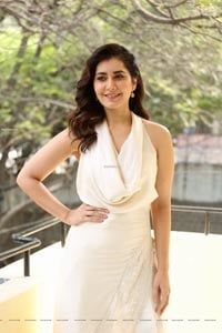 Raashi Khanna at World Famous Lover Interview