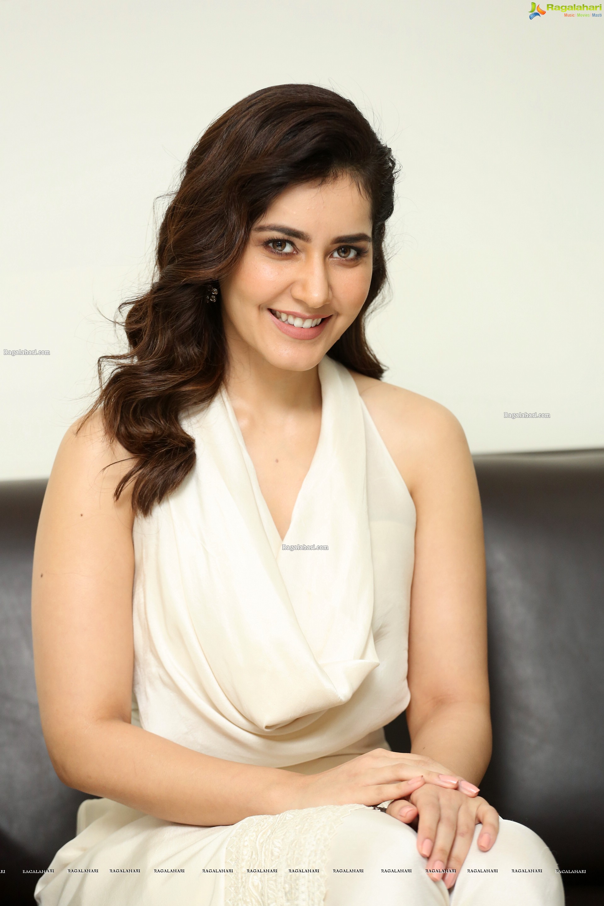 Raashi Khanna at World Famous Lover Movie Interview - HD Gallery