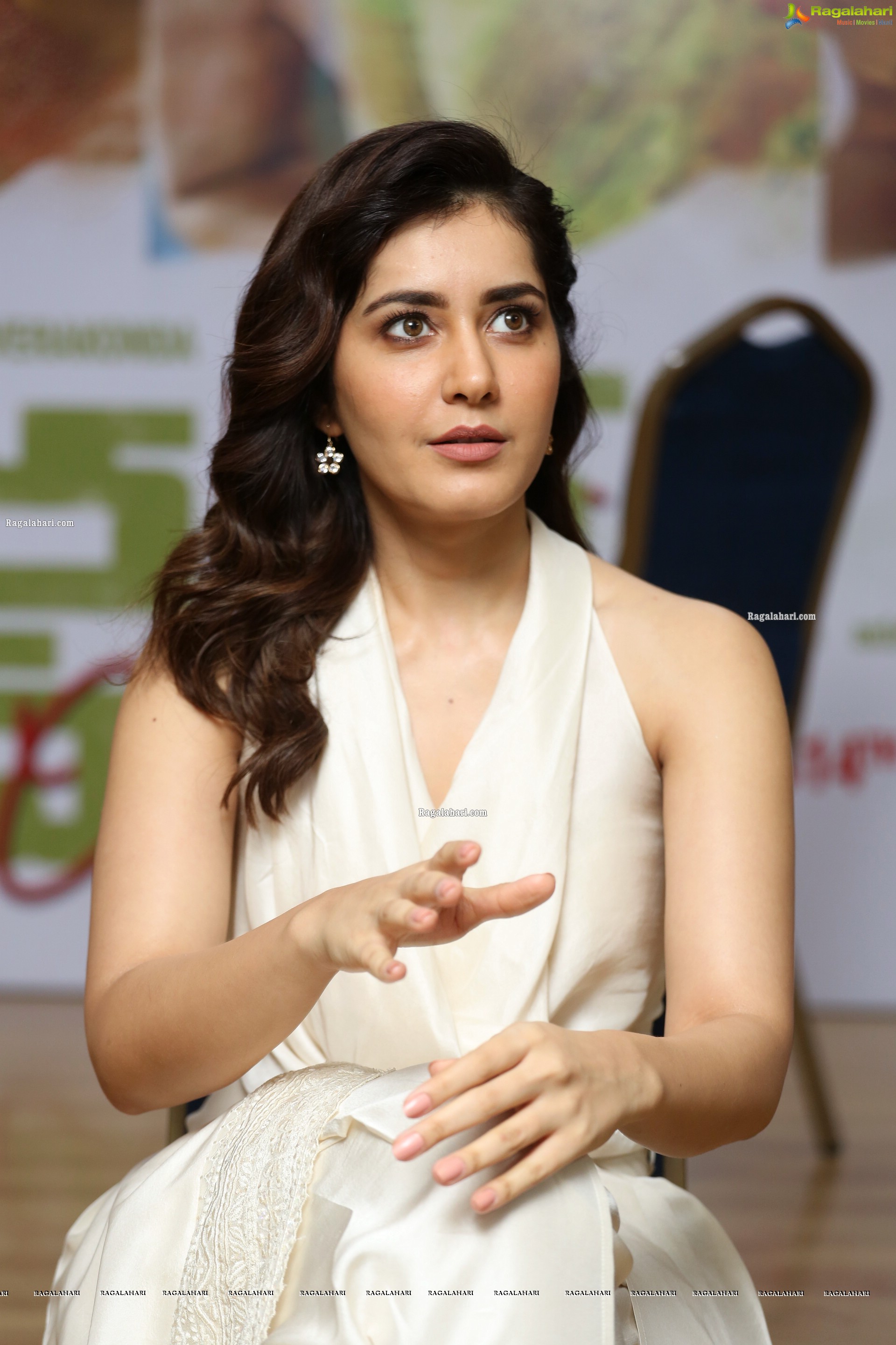 Raashi Khanna at World Famous Lover Movie Interview - HD Gallery