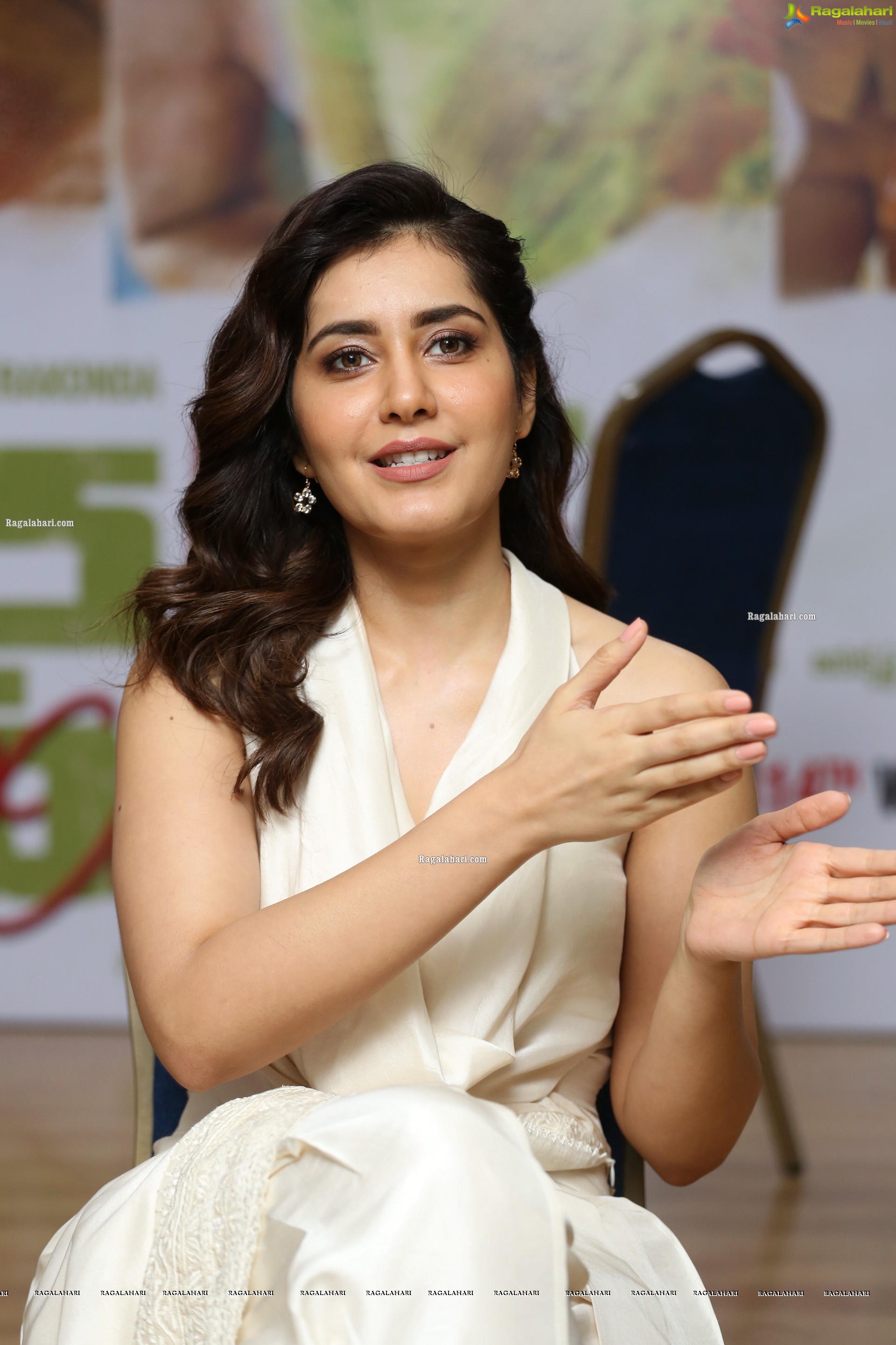 Raashi Khanna at World Famous Lover Movie Interview - HD Gallery