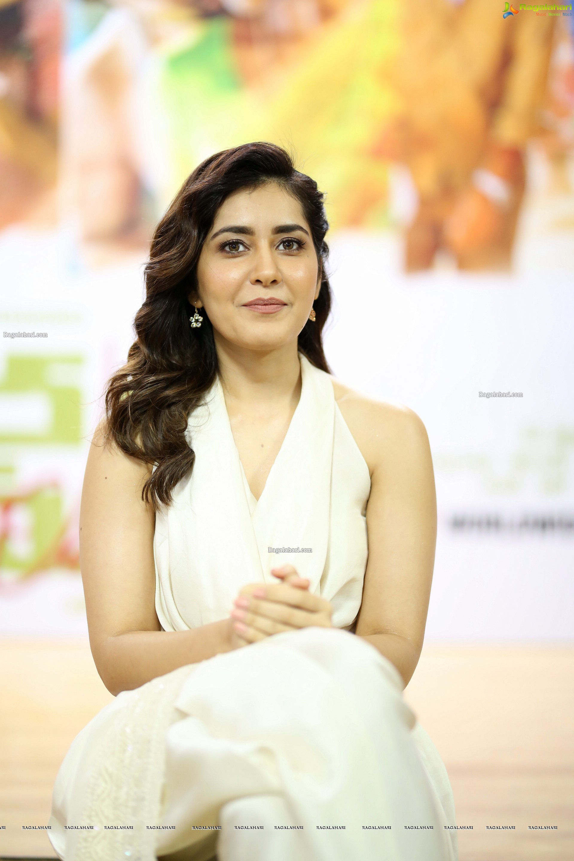 Raashi Khanna at World Famous Lover Movie Interview - HD Gallery