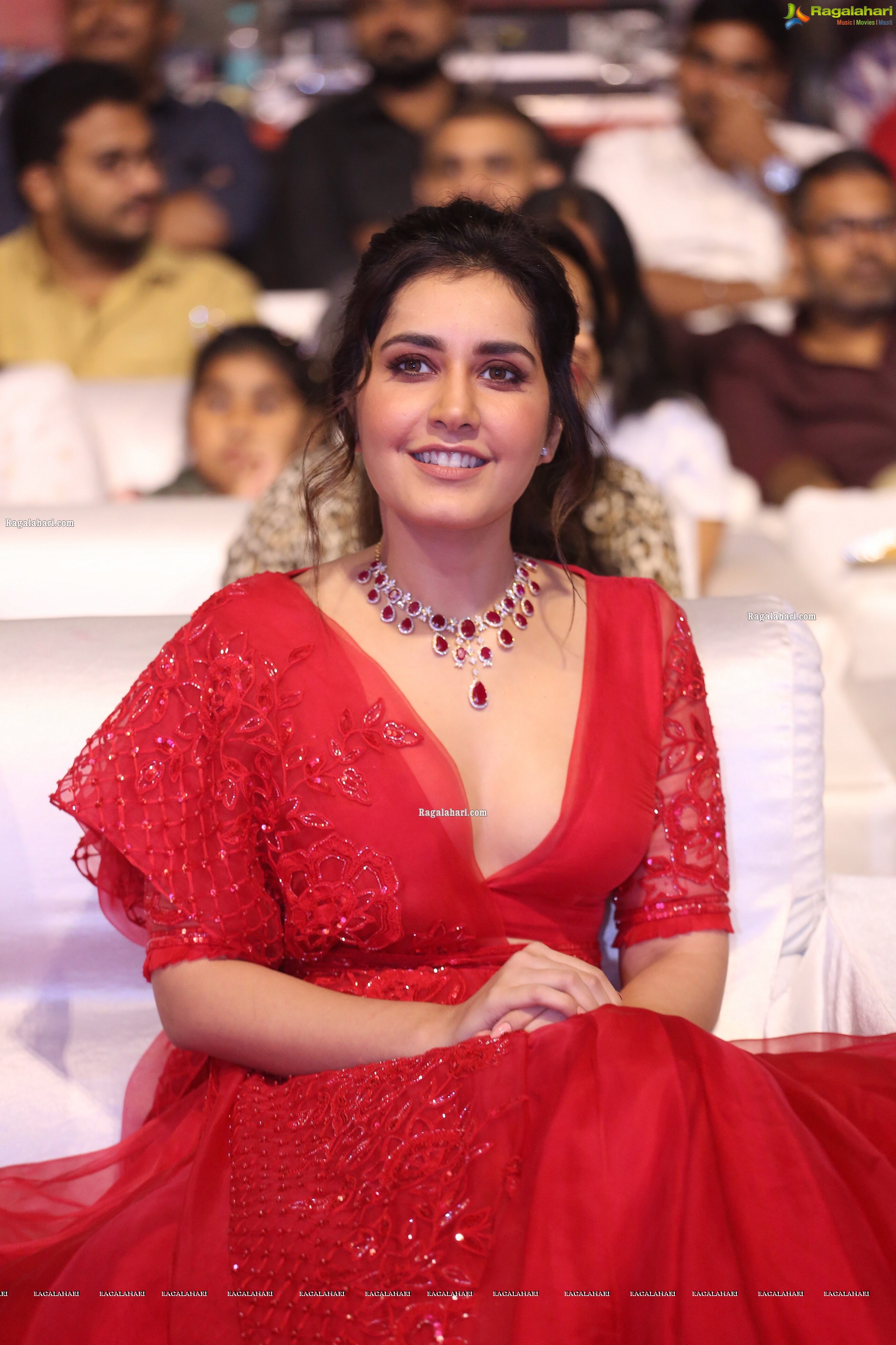 Raashi Khanna at World Famous Lover Movie Pre-Release Event - HD Gallery