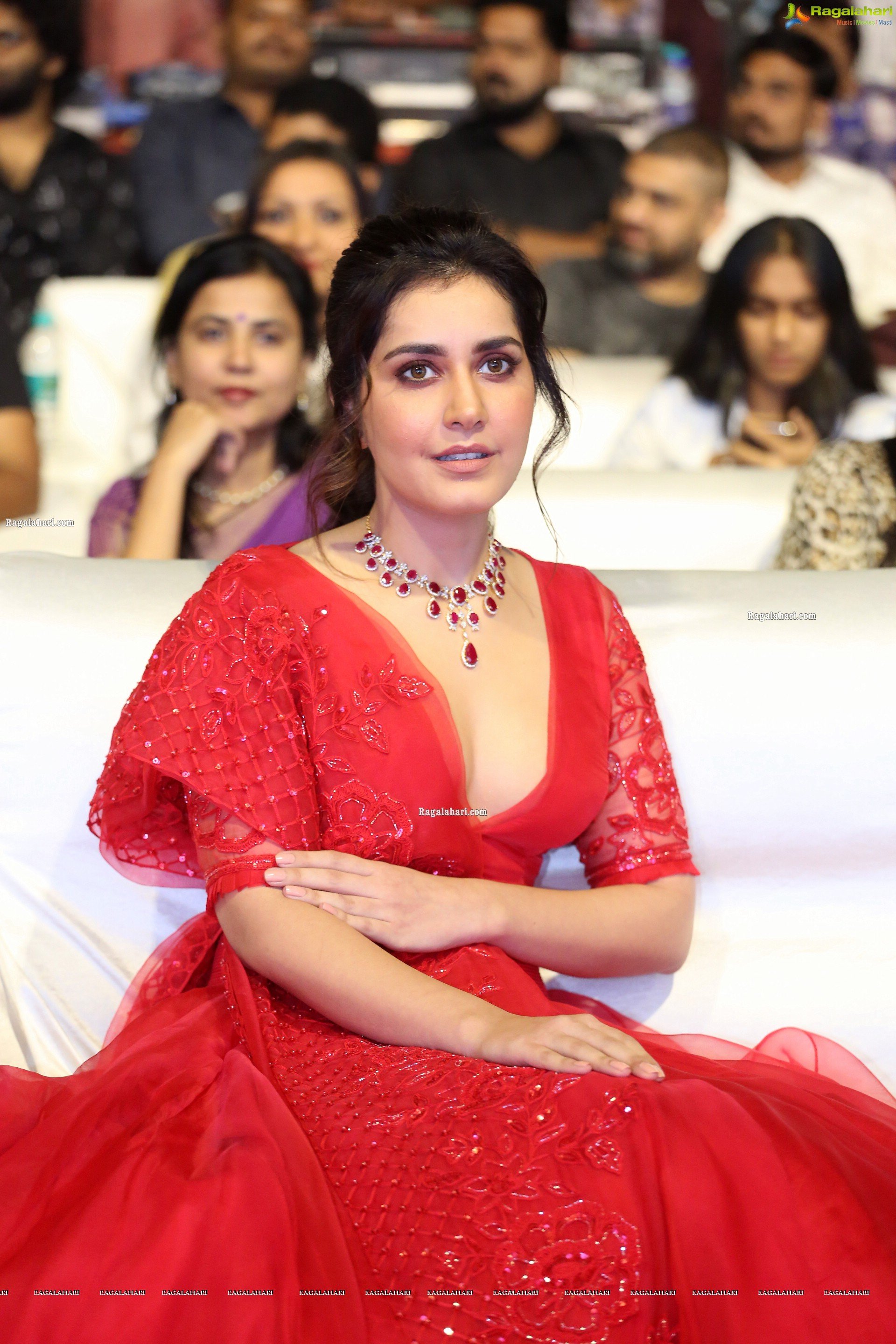 Raashi Khanna at World Famous Lover Movie Pre-Release Event - HD Gallery