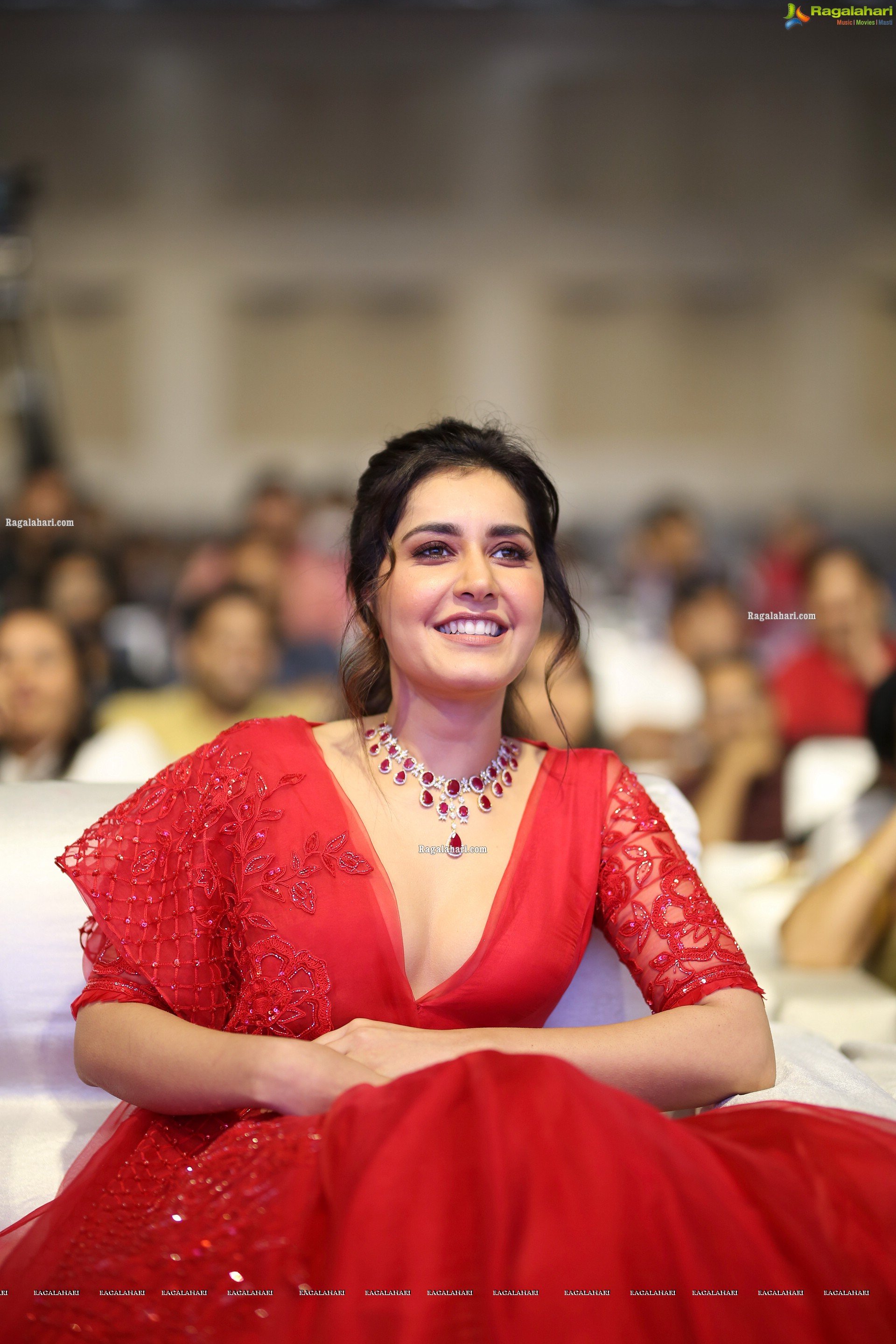 Raashi Khanna at World Famous Lover Movie Pre-Release Event - HD Gallery