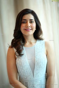 Raashi Khanna at World Famous Lover Trailer Launch