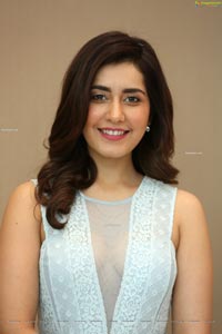 Raashi Khanna at World Famous Lover Trailer Launch