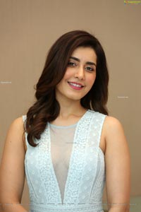 Raashi Khanna at World Famous Lover Trailer Launch